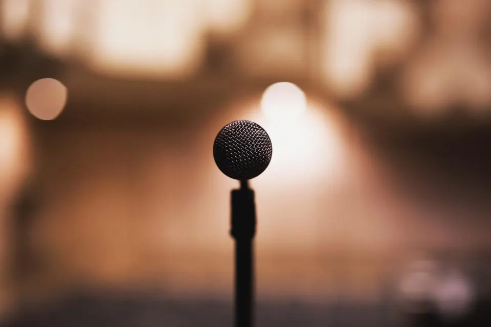 Micrófono en un escenario antes de una ponencia