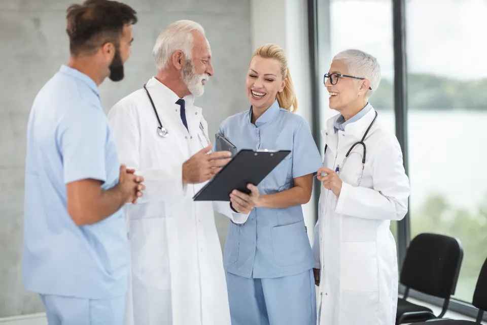 Equipo de profesionales sanitarios conversando en un hospital